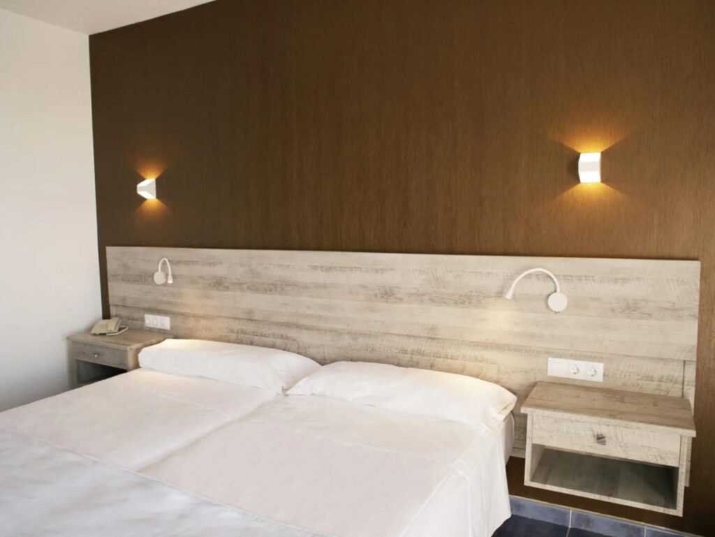 Covering chambre d’hôtel – tête de lit en bois clair rénovée en Wallonie