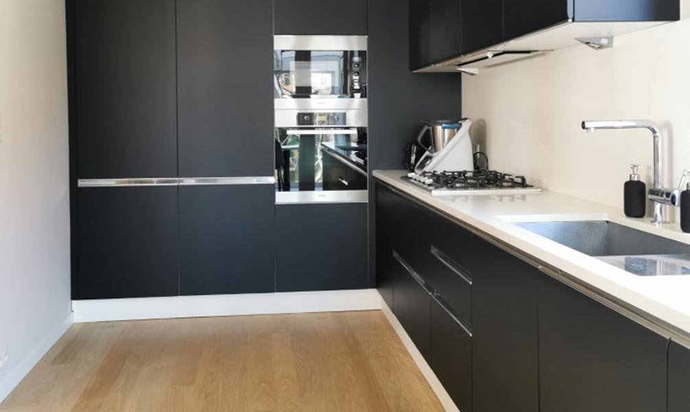 Cuisine après covering noir mat – rénovation adhésive à La Louvière, Charleroi, Mons et Namur