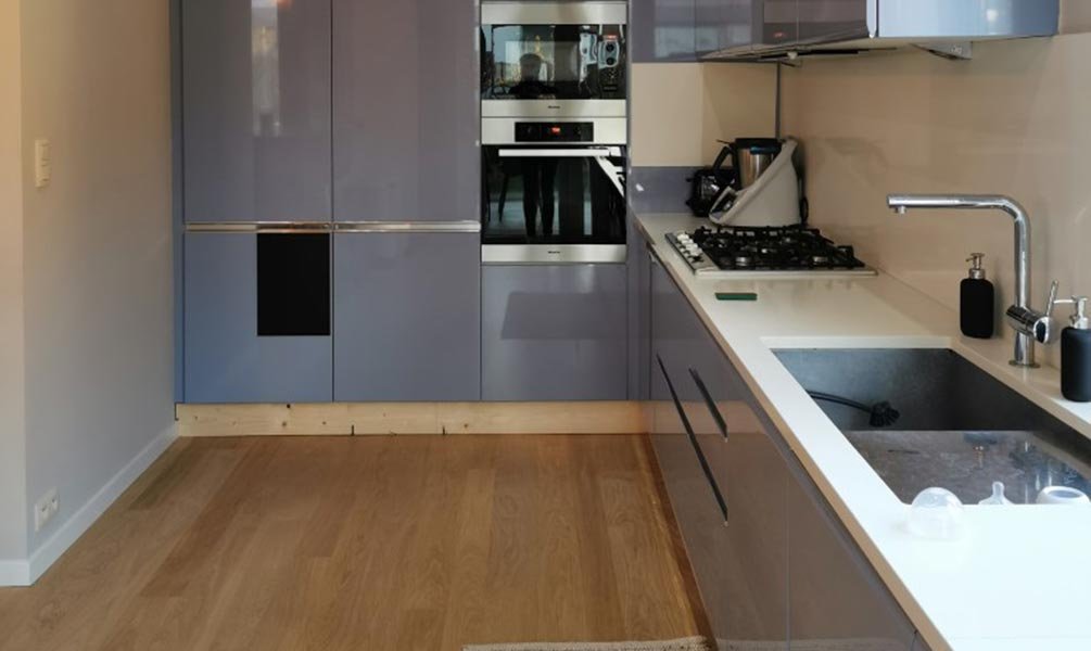 cuisine-avant-covering-gris-bleu Cuisine avant covering – meubles gris bleuté avant rénovation à La Louvière, Mons et Charleroi